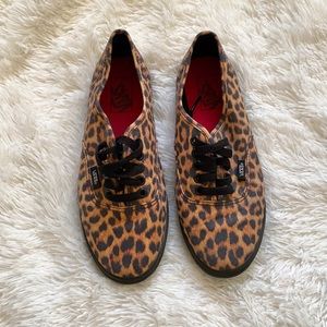 (vans) black sole cheetah print low sneakers